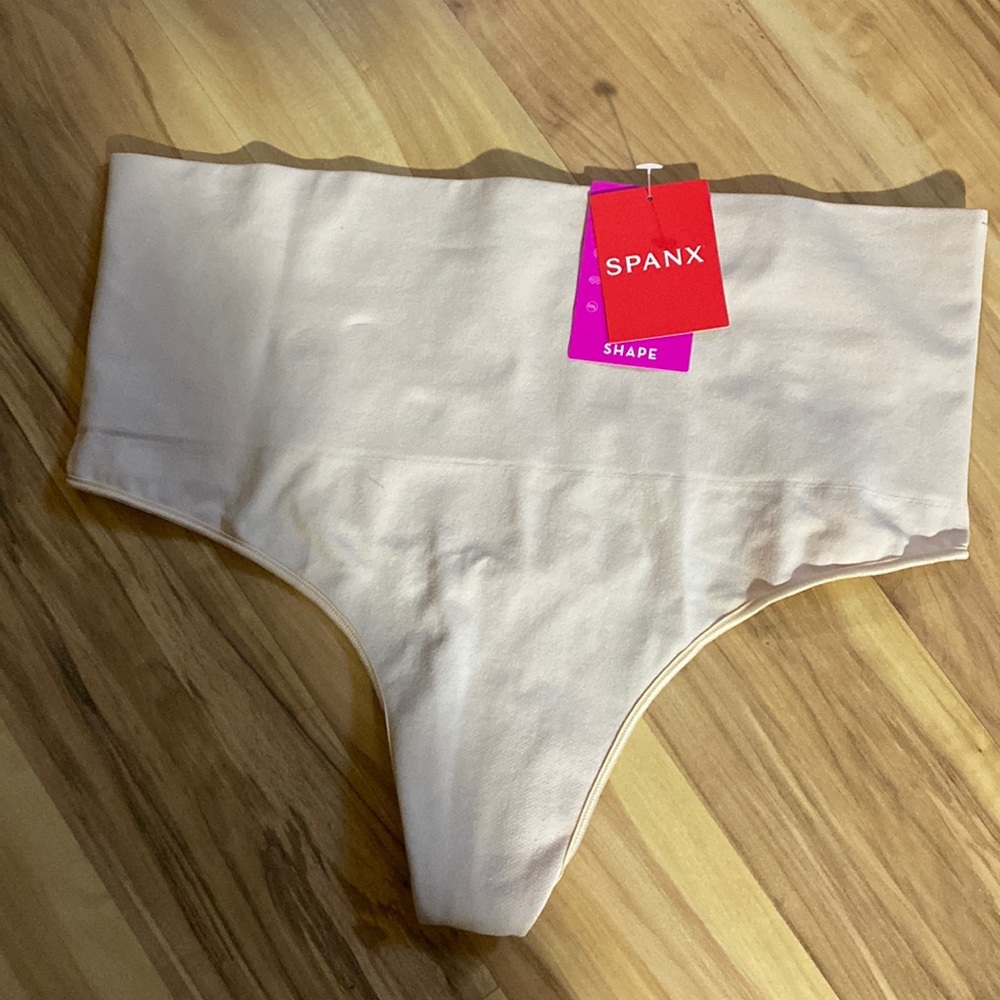 🆕 SPANX Everyday Shaping Panties Thong